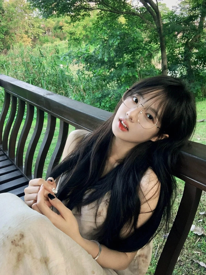Gái xinh tóc dài đeo kính cute