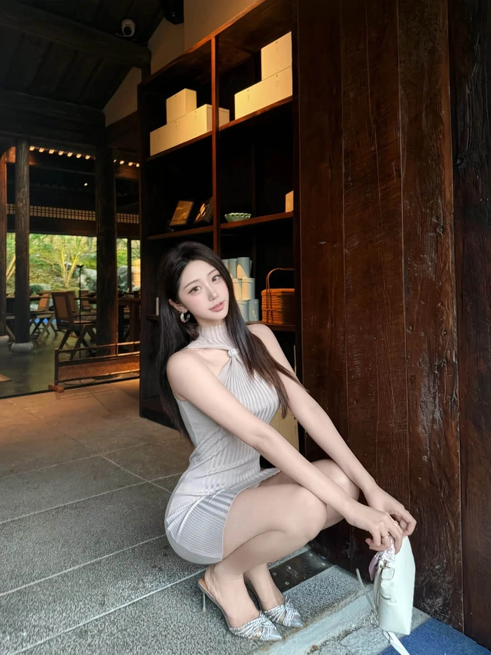 Gái xinh tóc dài mặc váy body xám