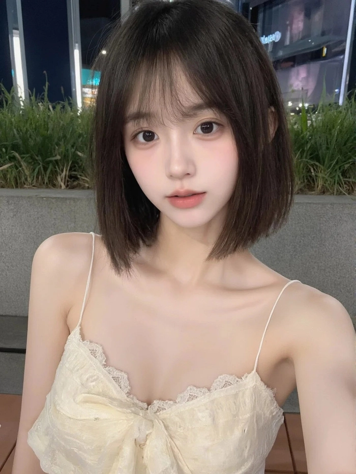 Gái xinh tóc ngắn chụp gương