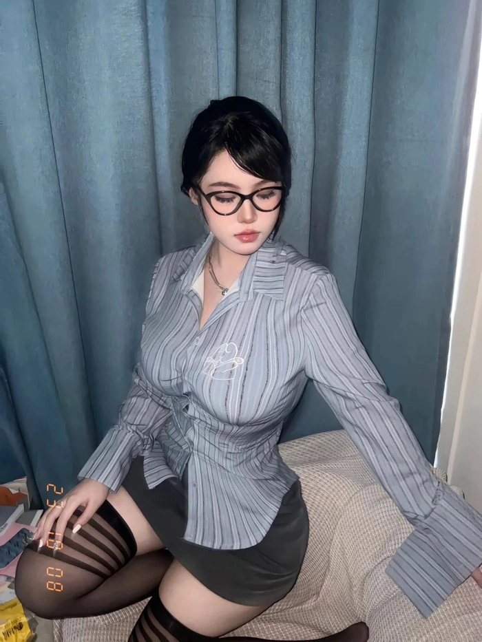Gái xinh tóc ngắn đeo kính cute