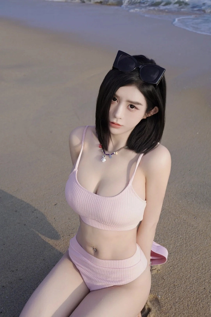 Gái xinh tóc ngắn đeo kính