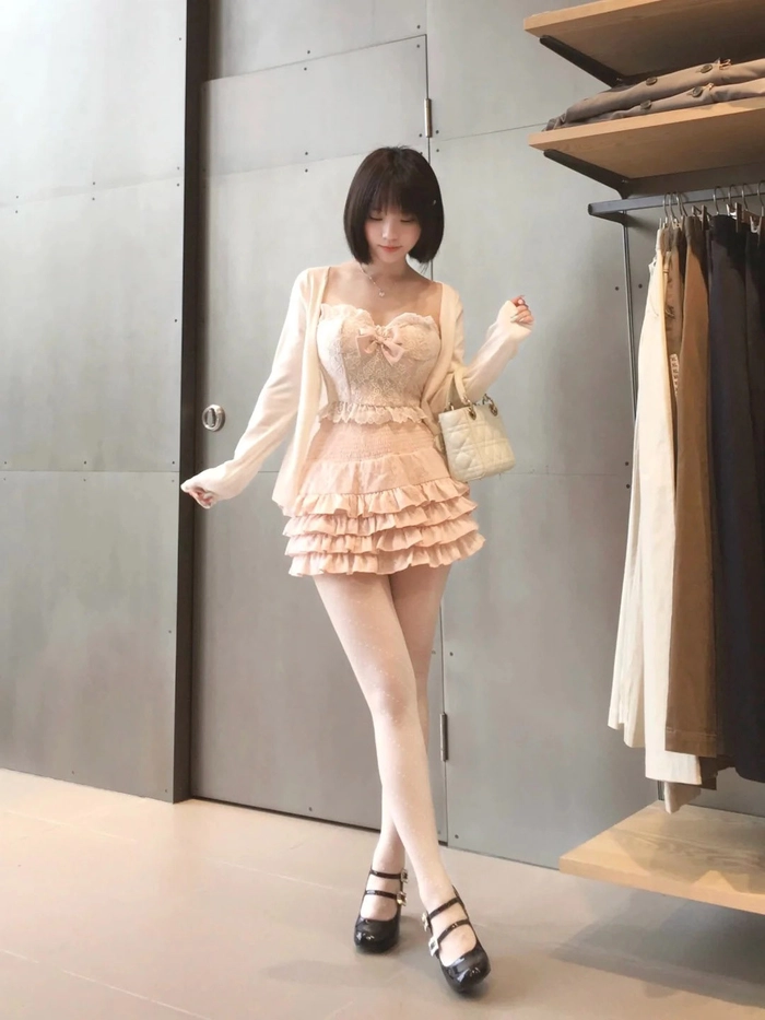 Gái xinh tóc ngắn mặc váy