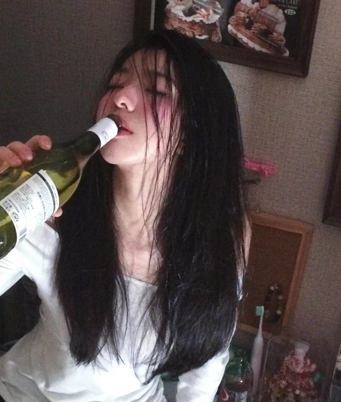 Gái xinh uống rượu say
