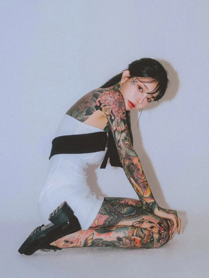 Gái xinh xăm full người