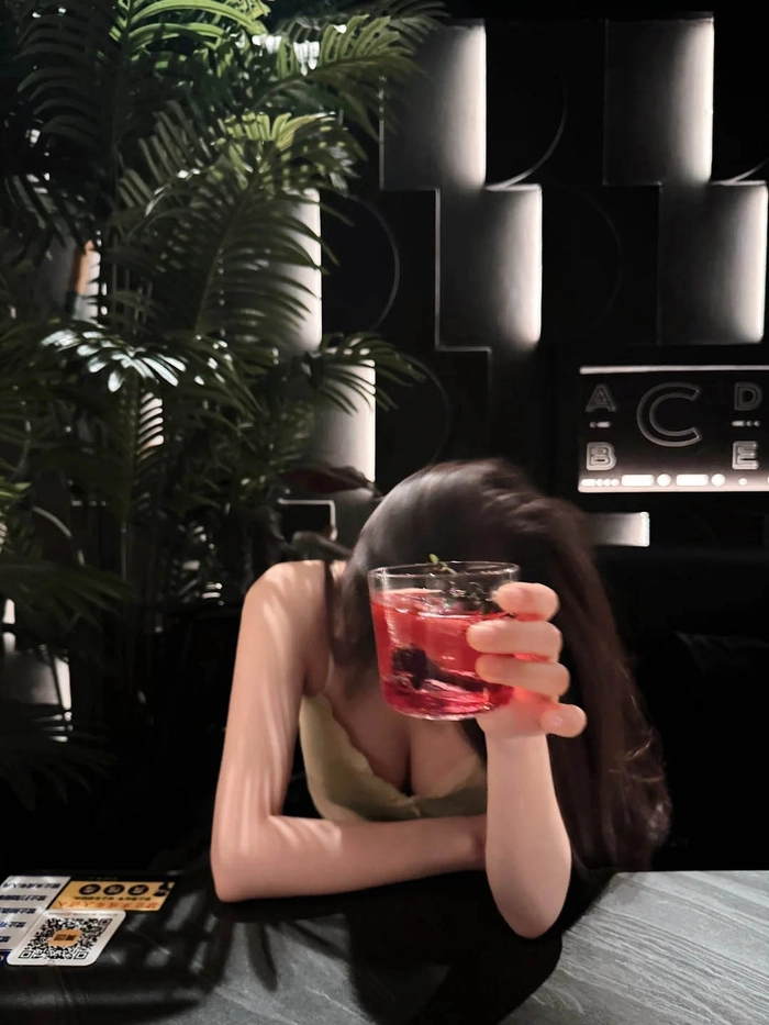 Gái xinh xỉn rượu