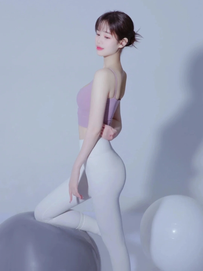 Gái xinh yoga mặc áo croptop