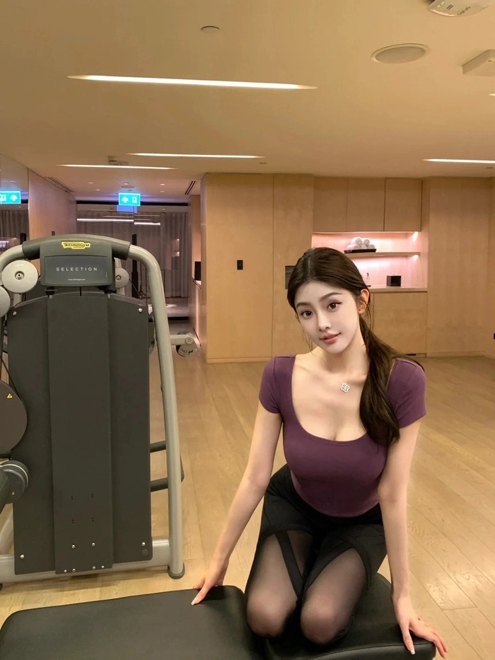Gái xinh yoga mặc ôm body