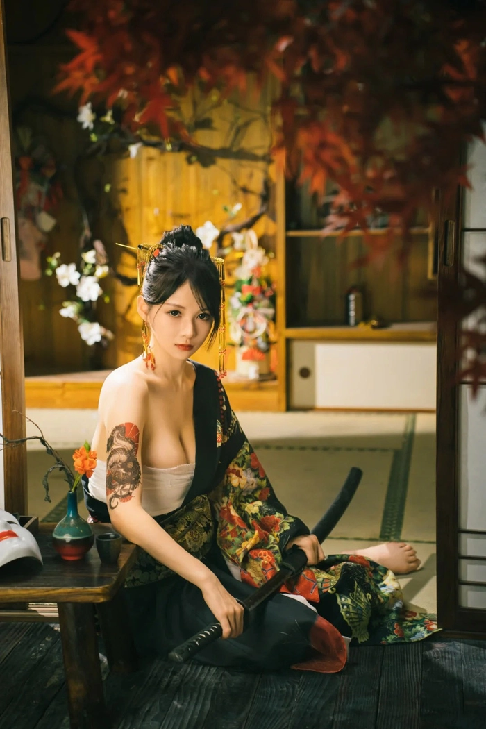 Girl mặc kimono chụp trong phòng