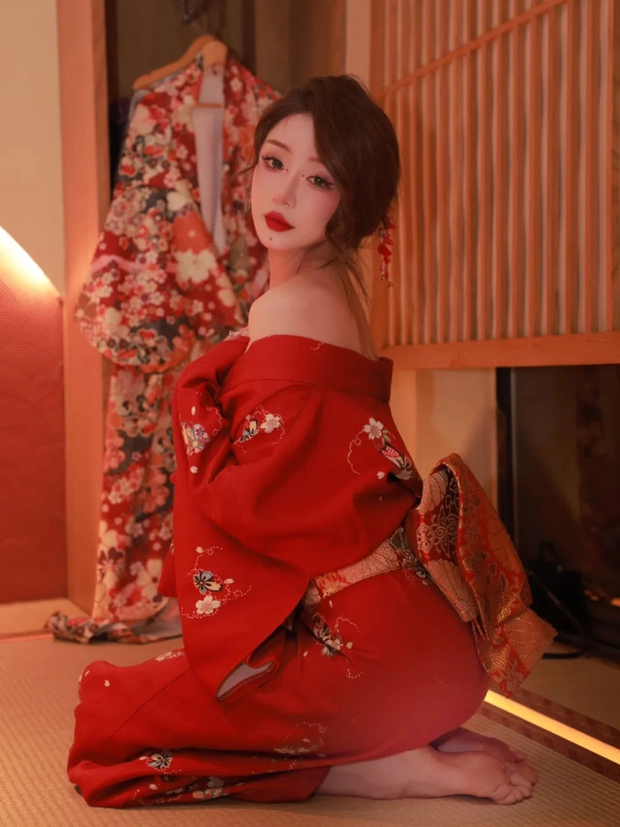 Girl mặc kimono sexy lộ lưng