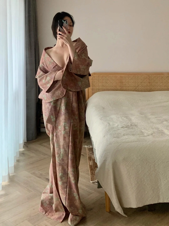 Girl mặc kimono sexy ở nhà