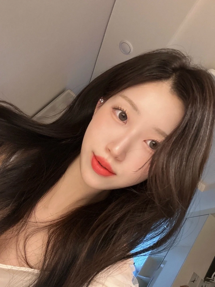 Hình ảnh gái Korean ngồi quán cà phê