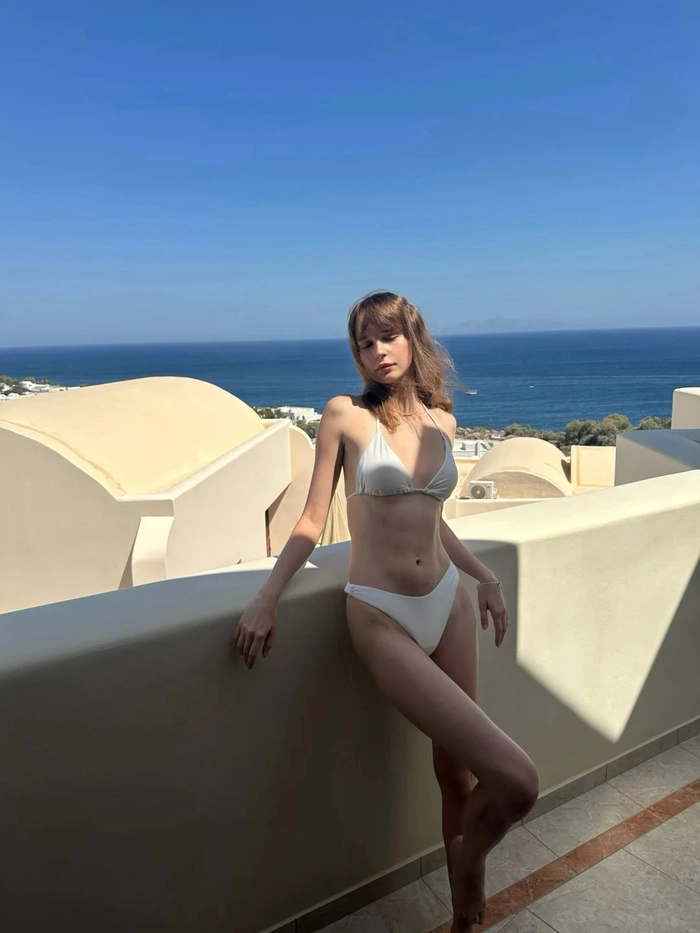 Hình ảnh gái xinh châu Âu mặc bikini