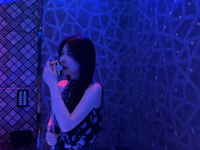 Hình ảnh gái xinh karaoke cầm micro