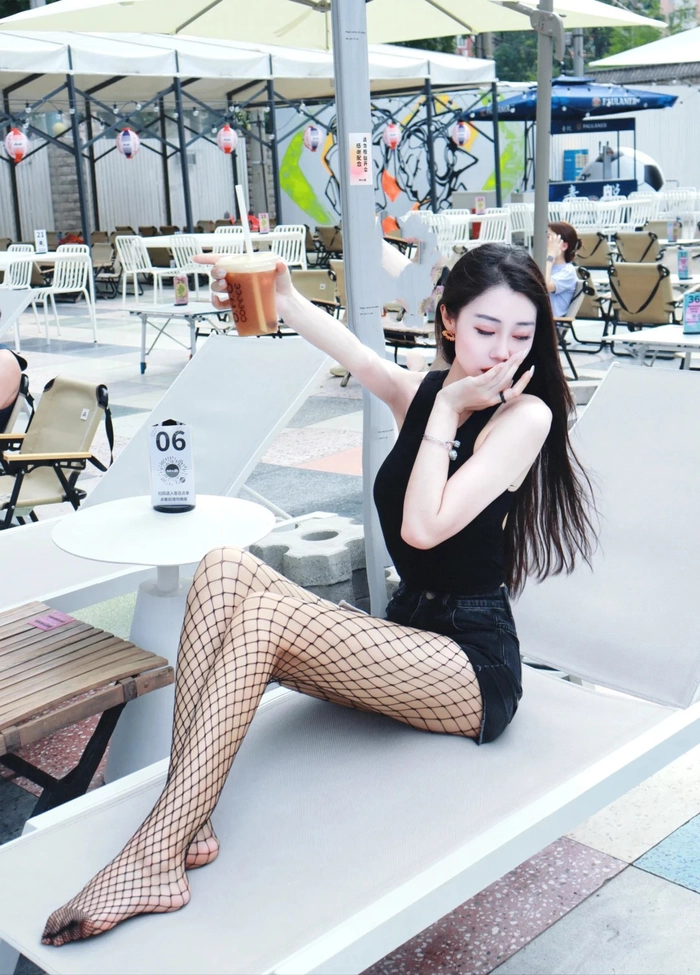 Hình gái mặc quần tất