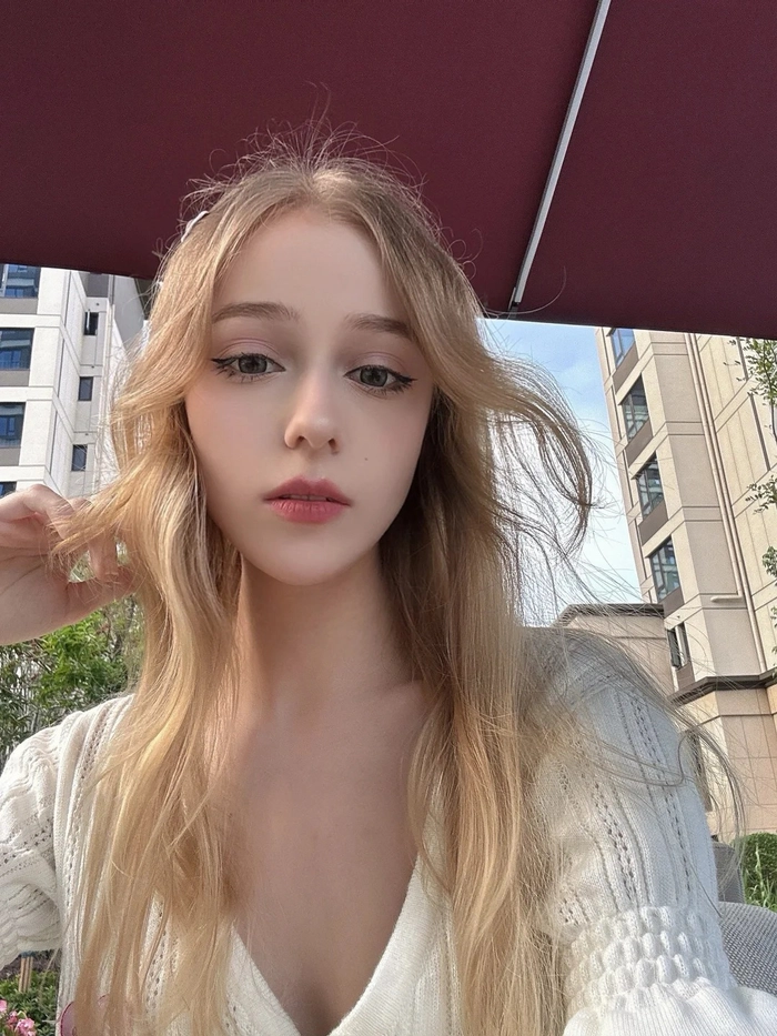Hình gái xinh châu Âu tóc vàng