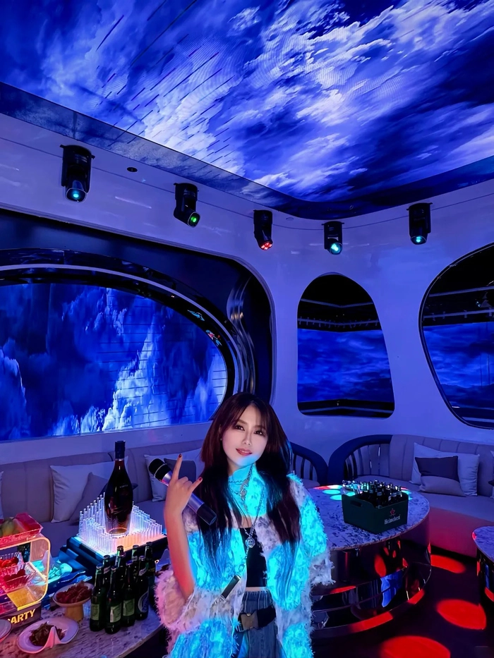 Hình gái xinh karaoke ấn tượng