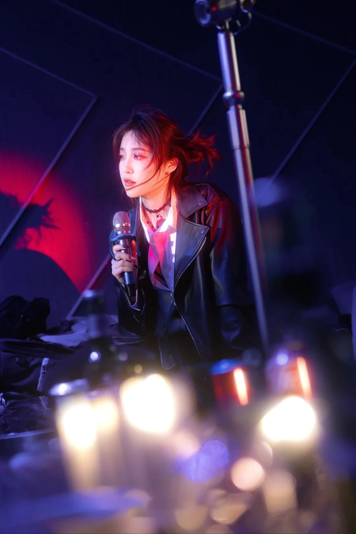 Hình gái xinh karaoke ánh đèn mờ