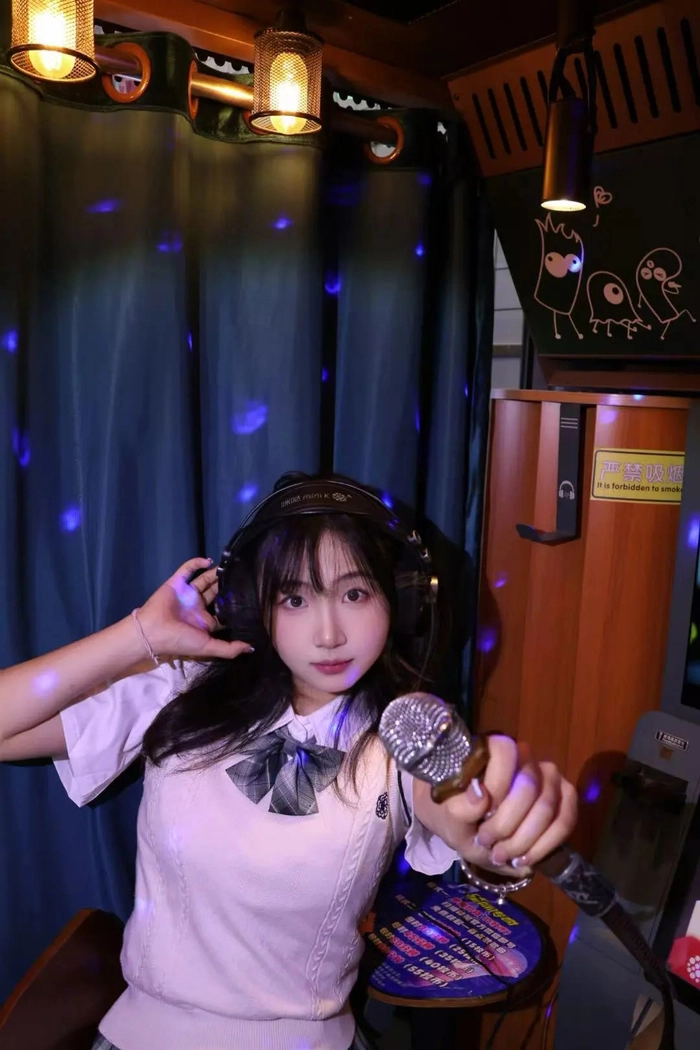 Hình gái xinh karaoke ngồi hát