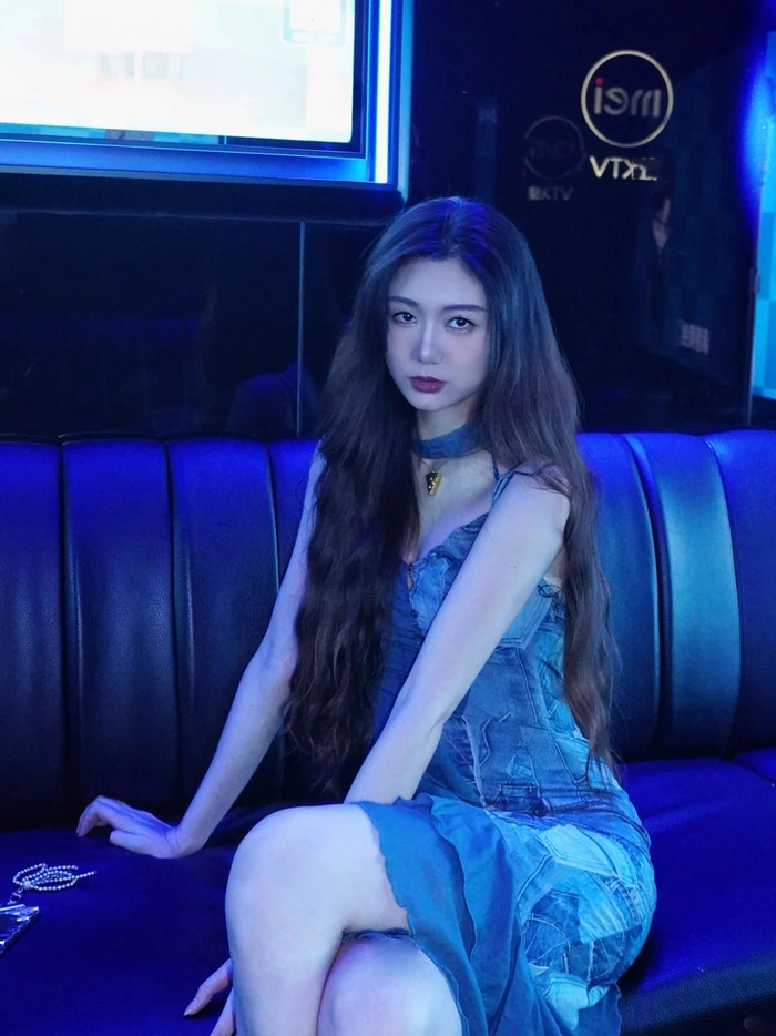 Hình gái xinh karaoke tạo dáng