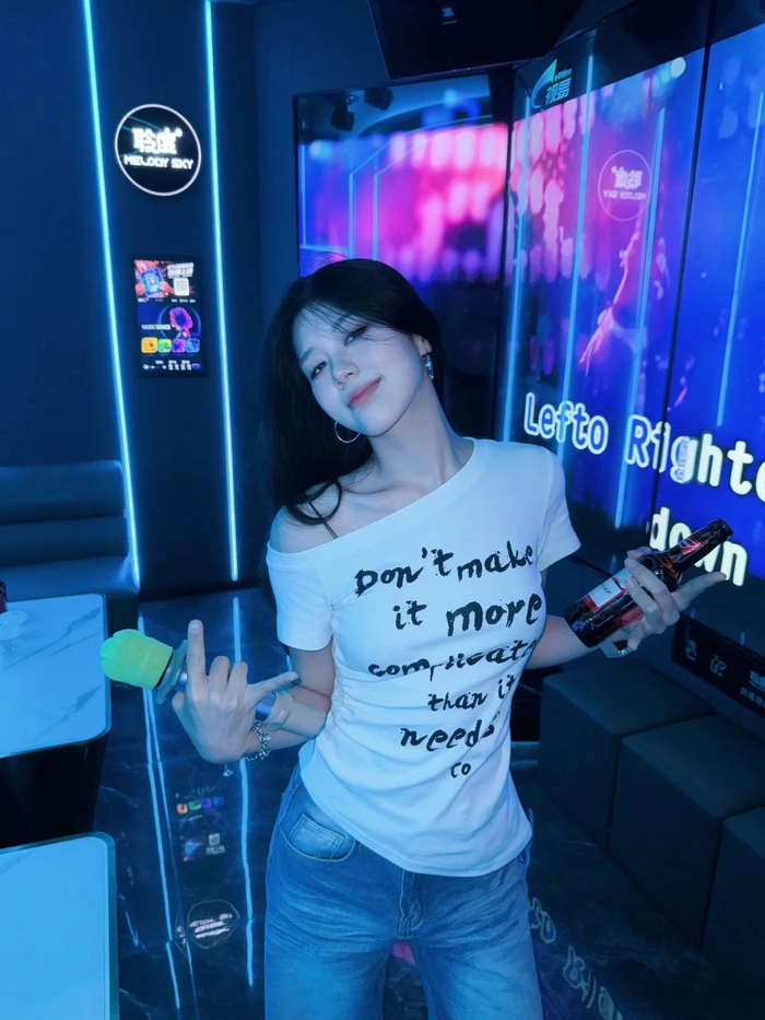 Hình gái xinh karaoke thần thái