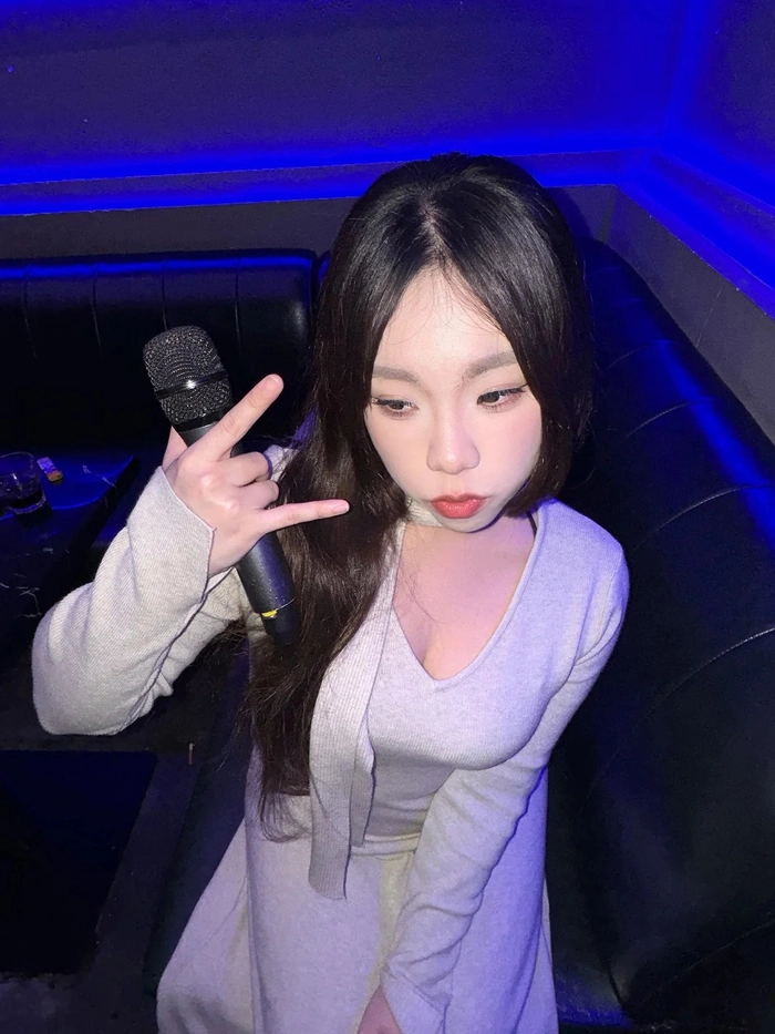 Hình gái xinh karaoke vui vẻ