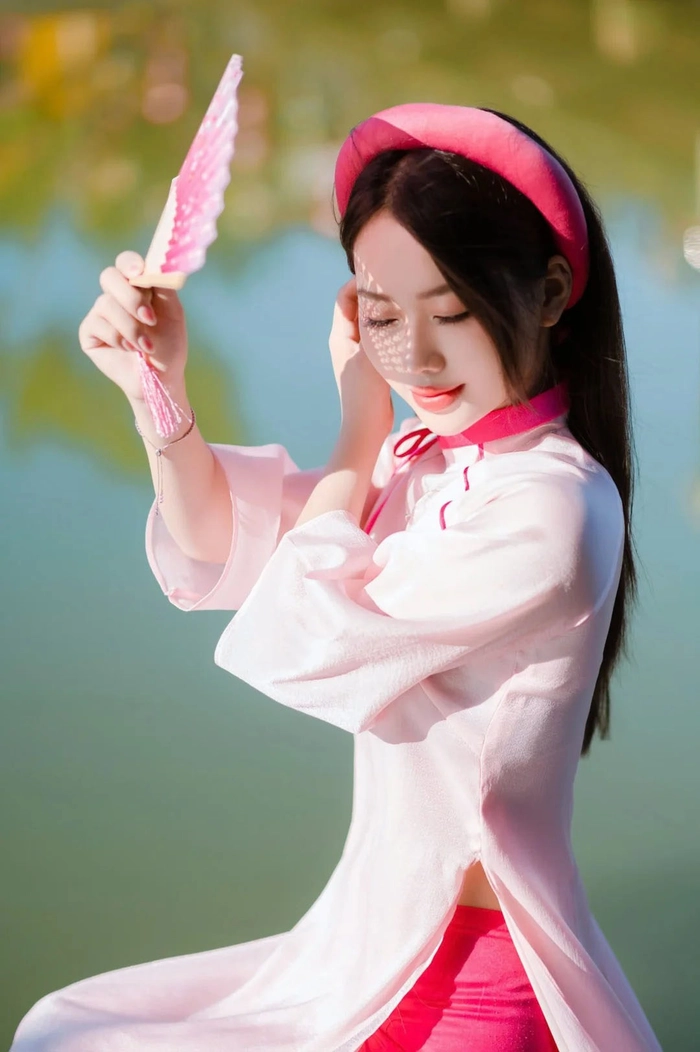 Hình gái xinh mặc áo dài trong nắng