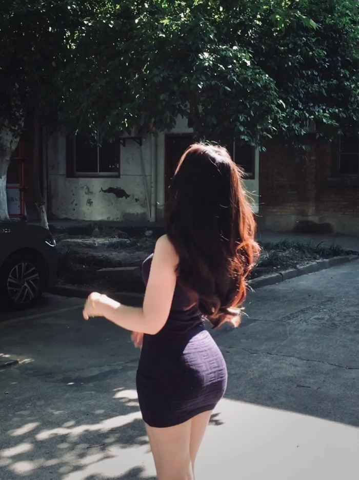 Hình gái xinh quay lưng
