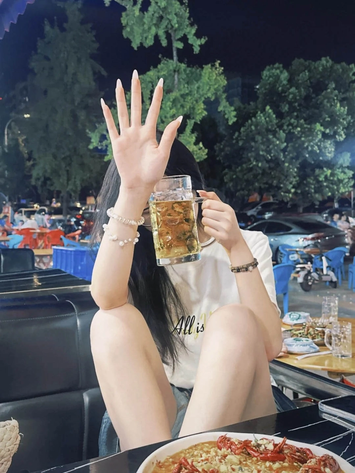 Hình gái xinh xỉn bia