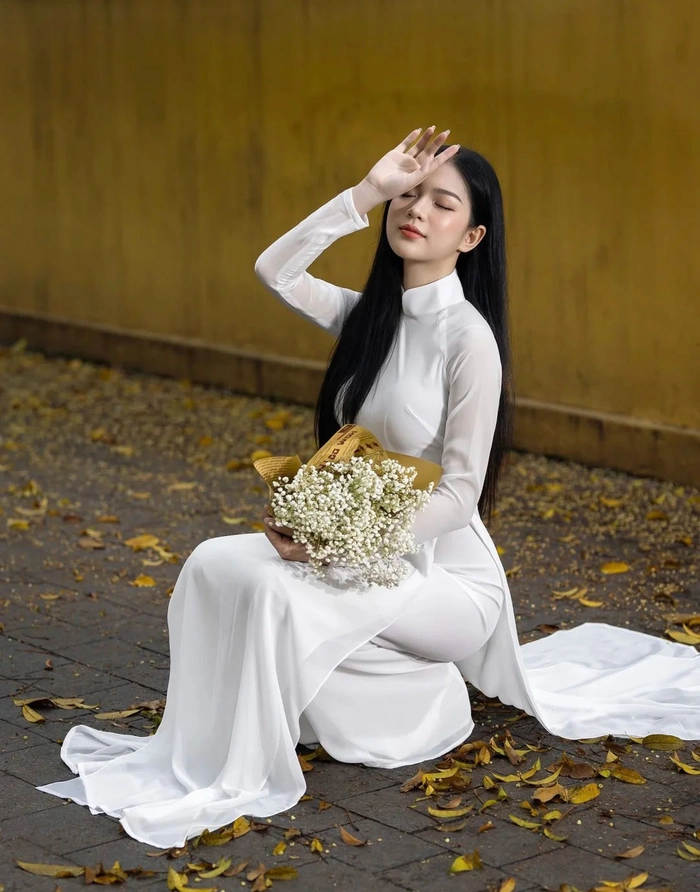 Hình nữ sinh mặc áo dài trắng
