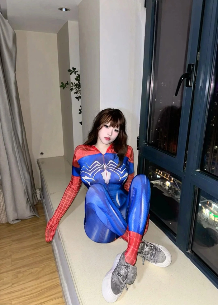 Tiktok gái xinh cosplay người Nhện nổi bật