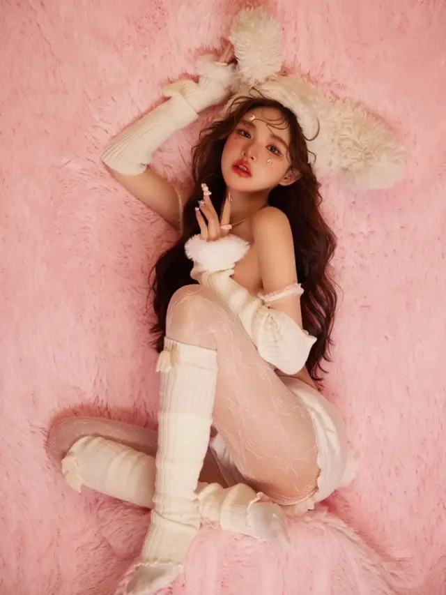 Gái xinh cosplay thỏ hồng đầy đáng yêu