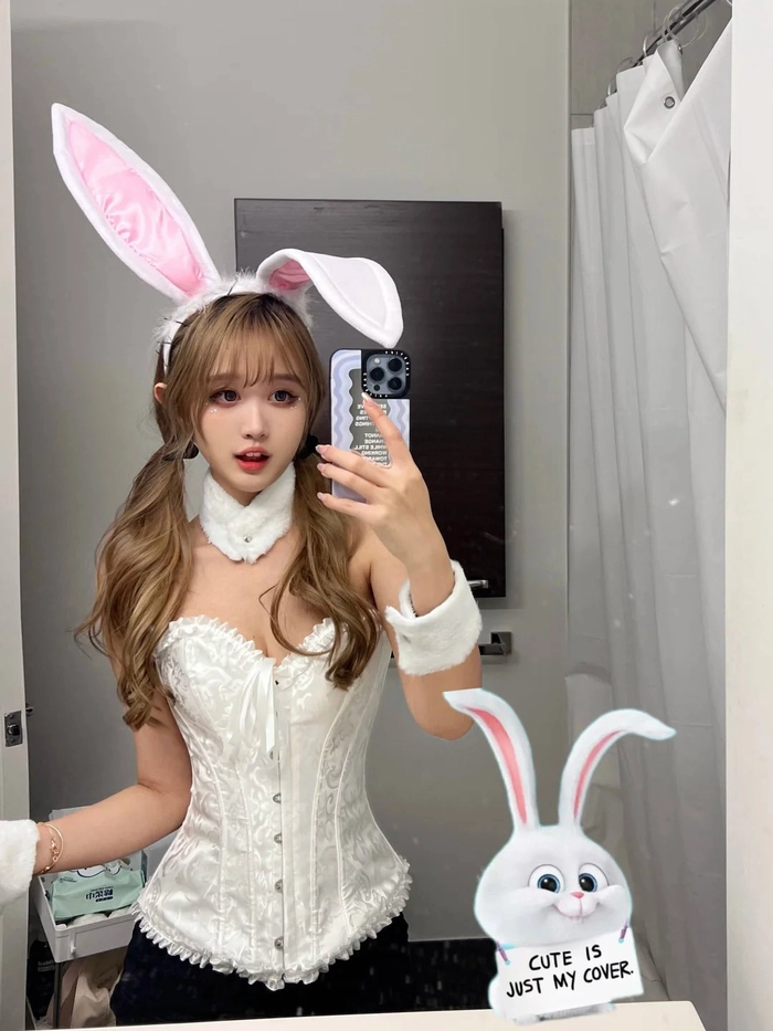 Cosplay thỏ hồng tóc xoăn siêu dễ thương