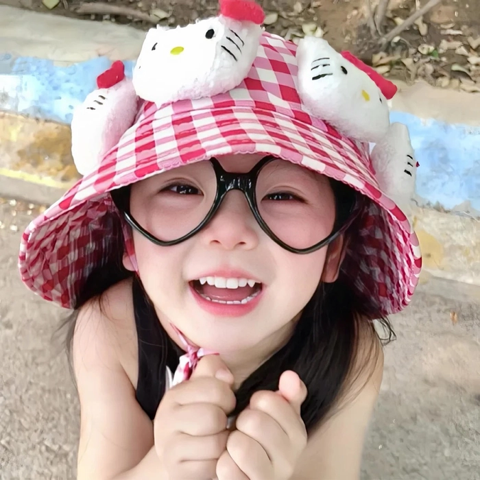 Ảnh bé gái xinh cute đầy biểu cảm