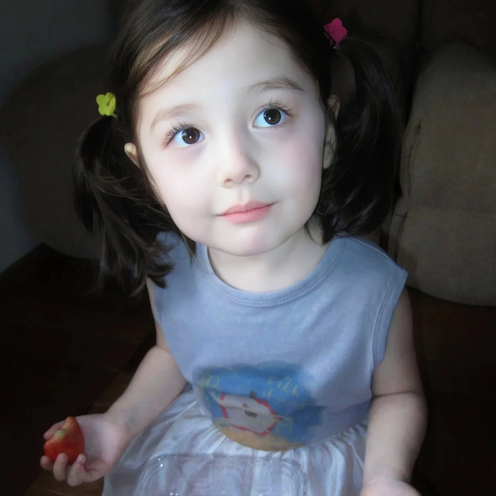 Ảnh bé gái xinh cute như búp bê