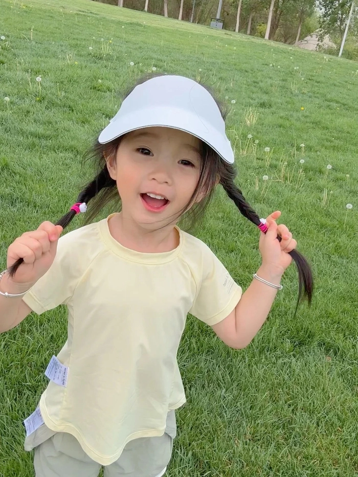 Ảnh bé gái xinh cute và tinh nghịch