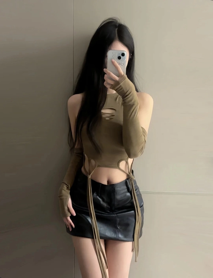 Ảnh chụp trước gương nữ trẻ trung