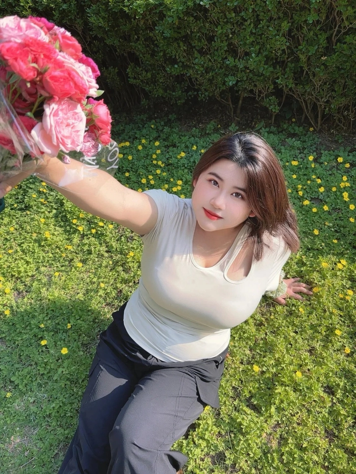 Ảnh con gái béo đẹp diện đồ đơn giản