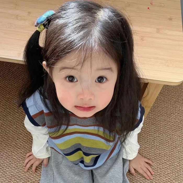 Ảnh em bé gái cute trong sáng
