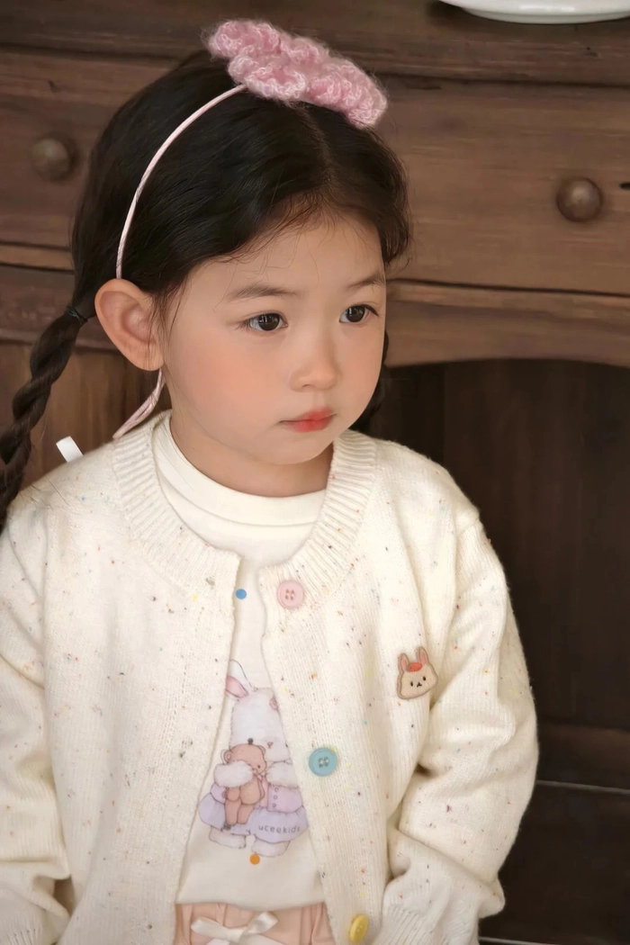 Ảnh em bé gái cute trong trang phục đáng yêu