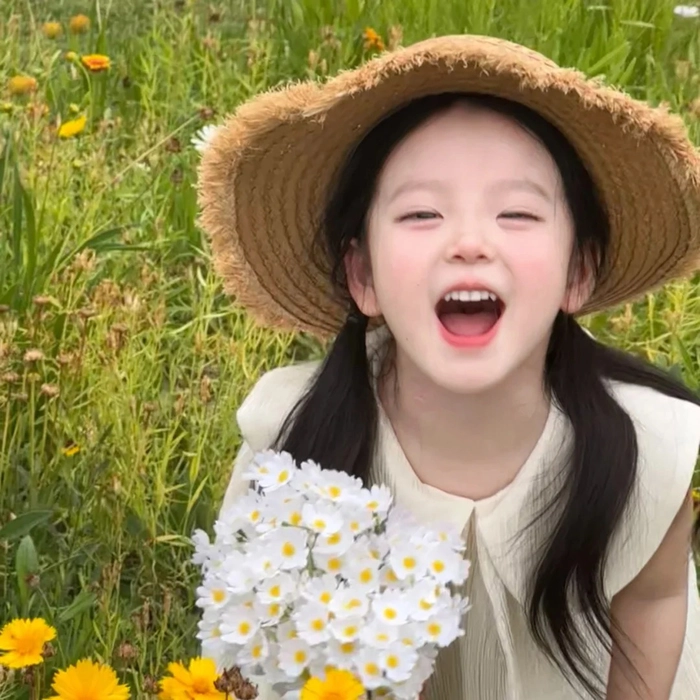 Ảnh em bé gái xinh có nụ cười tỏa nắng