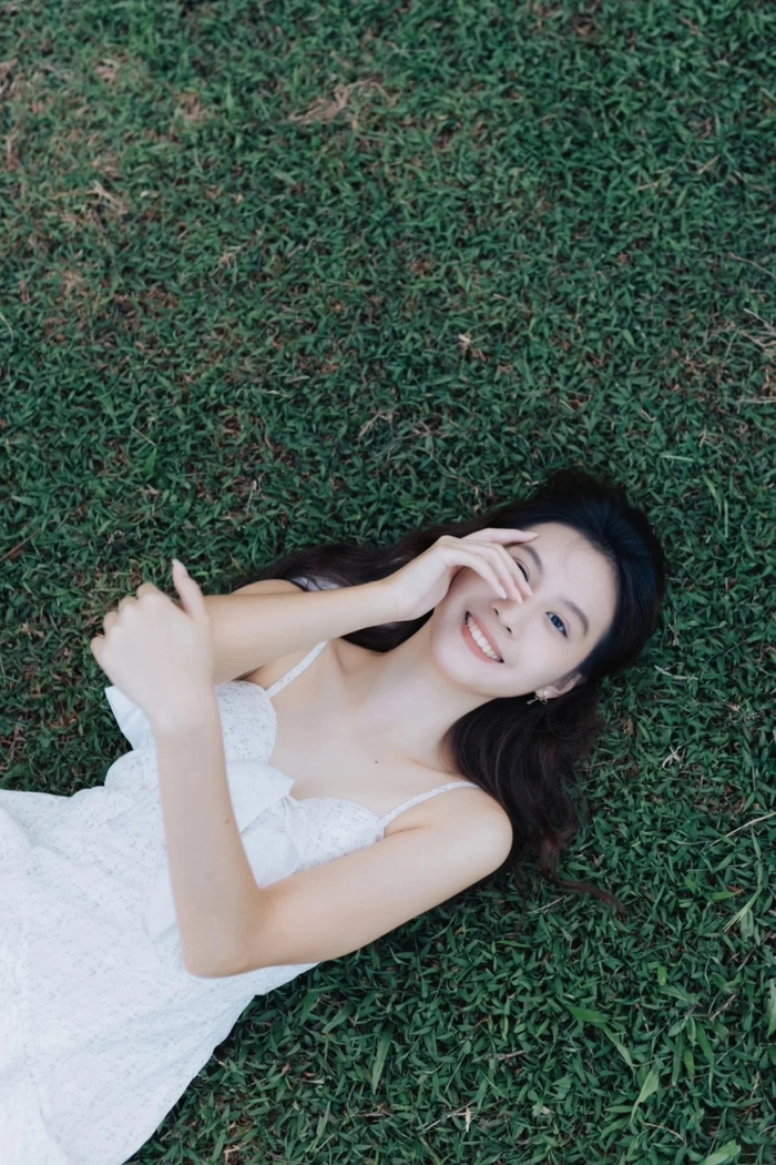 Ảnh gái xinh 2k7 che mặt nhẹ nhàng