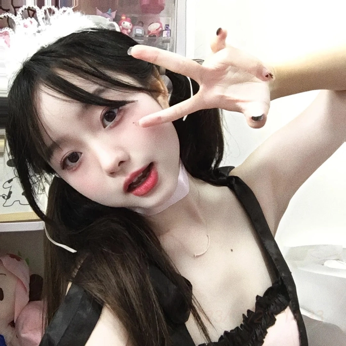 Ảnh gái xinh 2k7 tạo dáng đáng yêu