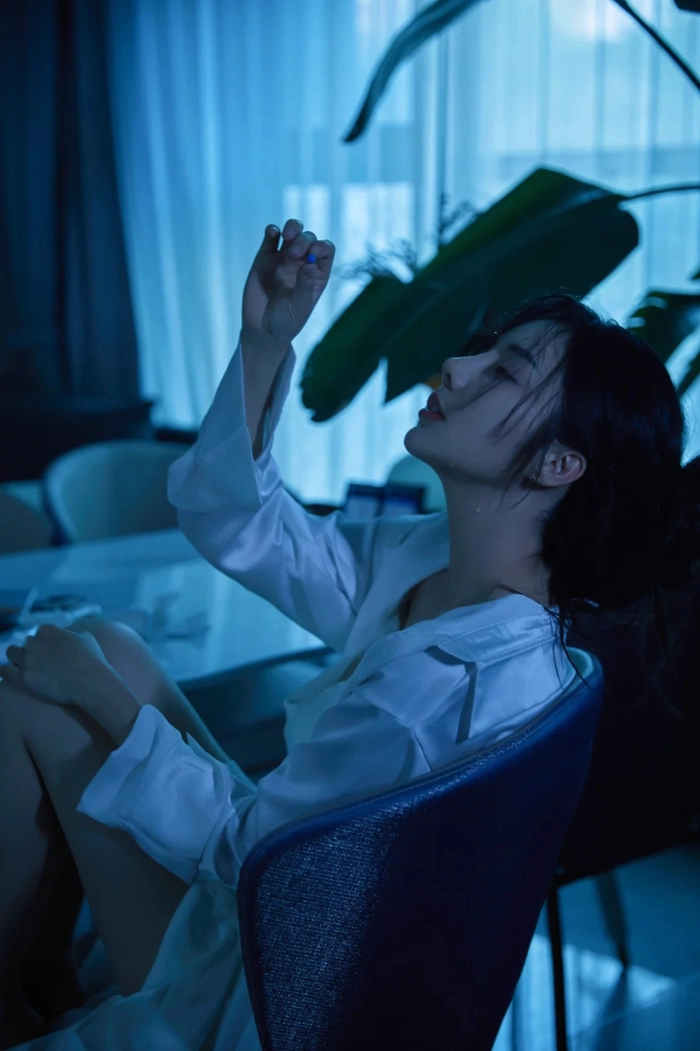 Ảnh gái xinh buồn nhìn qua khung cửa