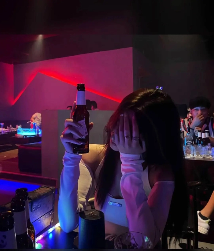 Ảnh gái xinh che mặt buồn đầy ẩn ý