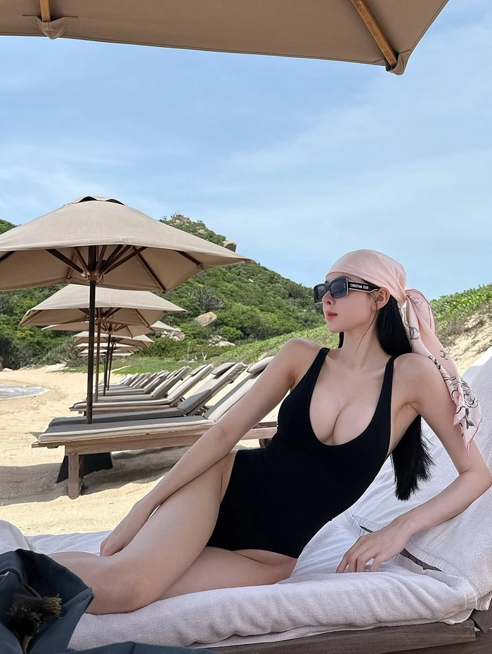 Ảnh gái xinh che mặt chụp Instagram