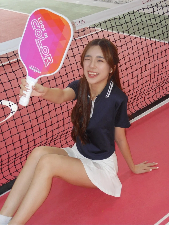 Ảnh gái xinh chơi pickleball mang năng lượng tích cực
