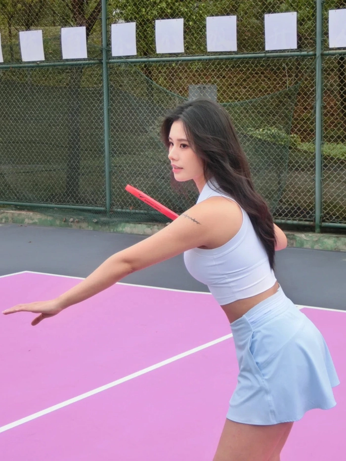 Ảnh gái xinh chơi pickleball tạo dáng tự tin