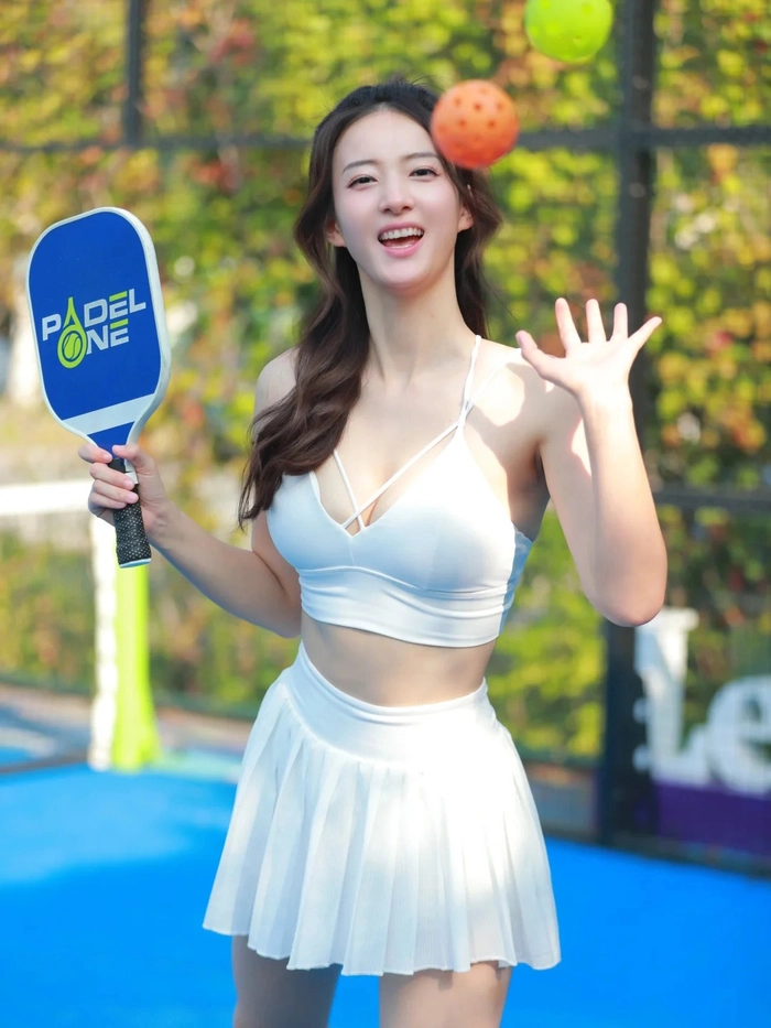 Ảnh gái xinh đánh pickleball giữa sân tập