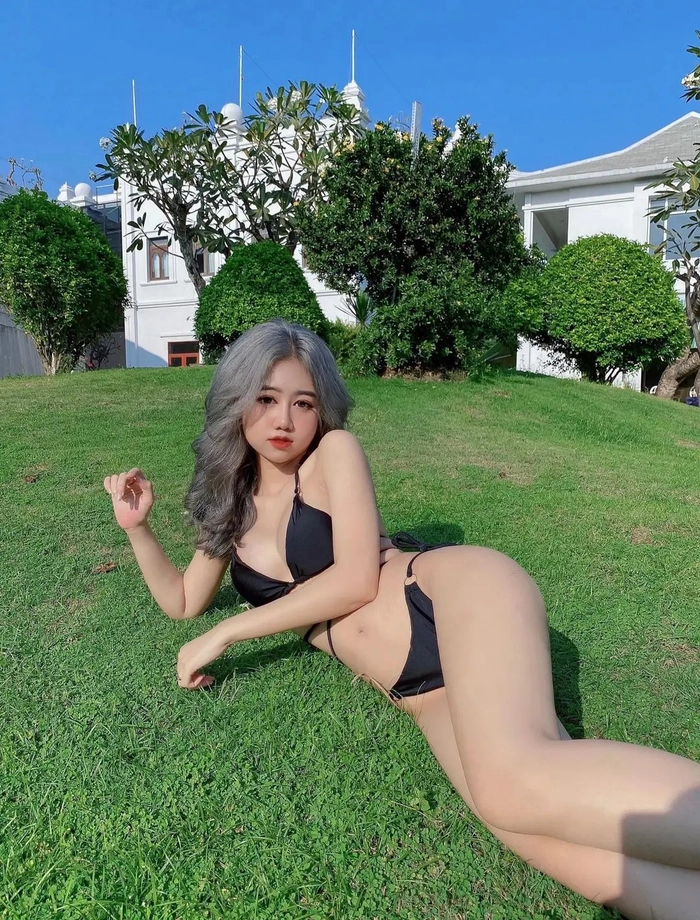 Ảnh gái xinh đùi to diện bikini
