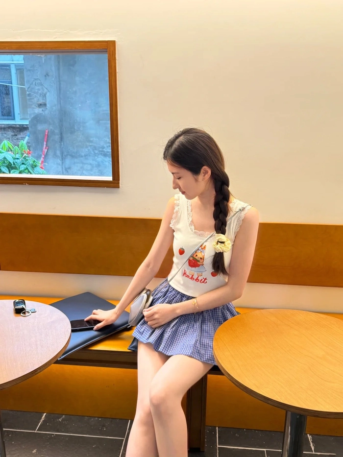 Ảnh gái xinh lớp 7 ngồi bàn học